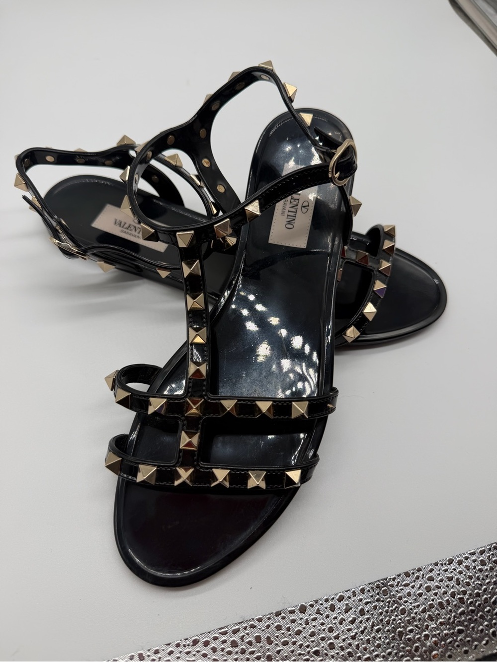 Valentino Garavani Black Pyramid-Stud T-Strap Sandals Sz 38 - Picture 4 of 6